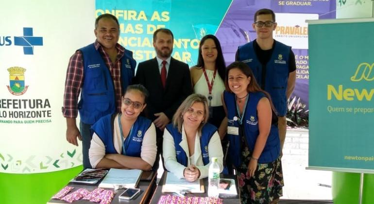 Equipe da Prefeitura de Belo Horizonte que atendeu os cidadãos durante a última edição do programa "Ouvidoria Itinerante". Foto: Divulgação PBH Sete membros da Ouvidoria Itinerante posam para foto; cinco deles estão de pé e dois, sentados.