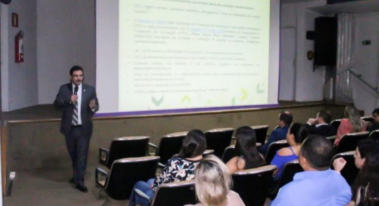 No dia 16/5, a Controladoria-Geral do Município promoveu evento para contribuir para a participação dos servidores nos projetos da entidade. Foto: Divulgação PBH Homem palestra para cerca de nove pessoas.