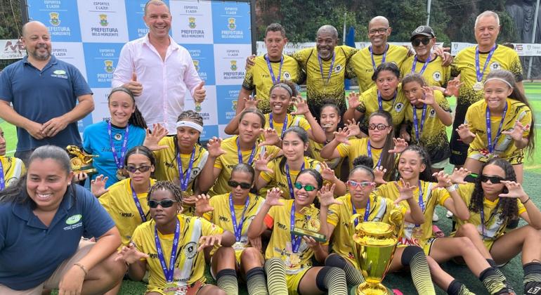 Equipe feminina sub-17 “Projeto futebol é vida” conquista pentacampeonato da Copa Centenário