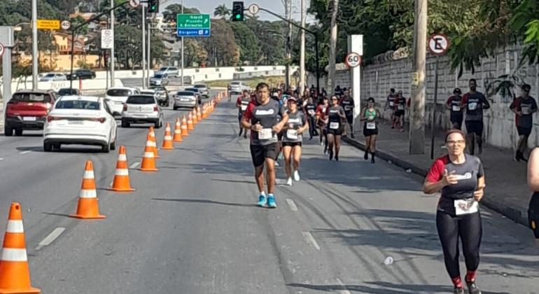 Operação de trânsito para a corrida da Polícia Civil, na Orla da Pampulha, neste domingo (11)