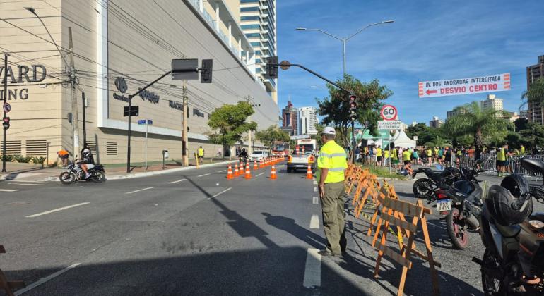 Operação de trânsito para a Corrida da Guarda Municipal na Avenida dos Andradas, neste domingo (31)