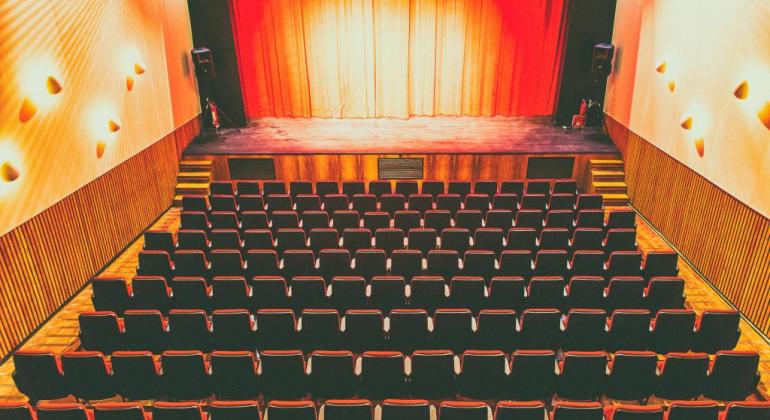 Prefeitura seleciona projetos culturais para uso dos teatros públicos Imagem de um teatro