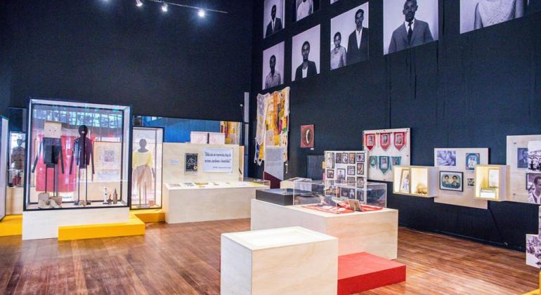 Mostras gratuitas ocupam museus públicos da cidade, o Centro de Referência da Cultura Popular e Tradicional Lagoa do Nado e o Teatro Marília. Foto: Ricardo Laf/PBH Fotos, vestimentas e imagens da exposição NDÊ! Trajetórias Afro-brasileiras em Belo Horizonte.