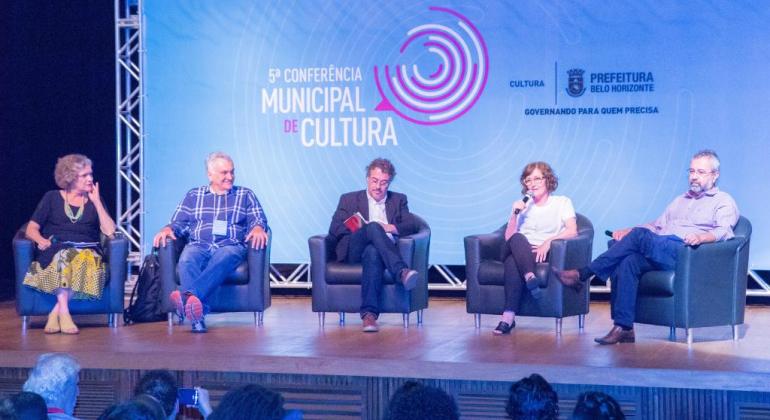 Mesa de abertura da 5ª Conferência Municipal de Cultura, com cinco integrantes sentados.