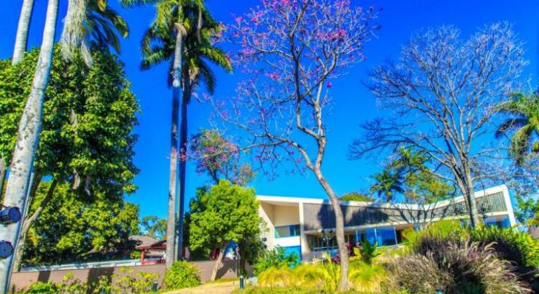 Museu Casa Kubitschek recebe Biblioteca e Centro de Documentação do MAP Entrada da Casa Kubitschek com ceu azul