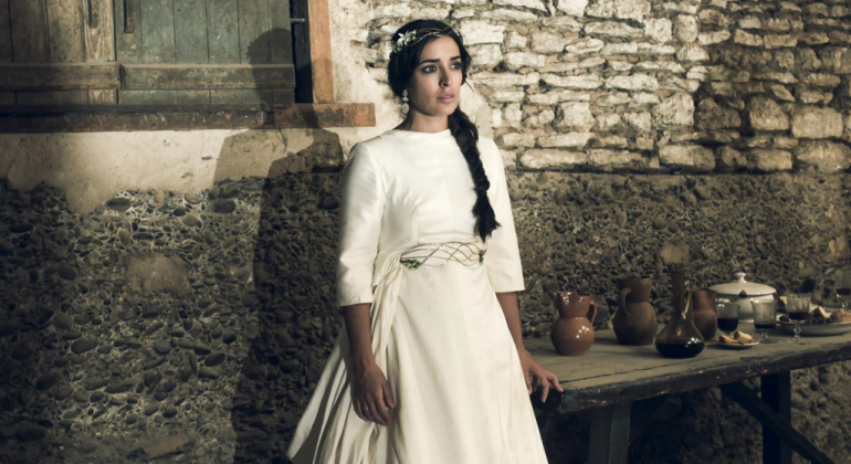 Cinema espanhol contemporâneo é tema de mostra no MIS Cine Santa Tereza Mulher vestida de noiva parada em frente a uma parede de pedra
