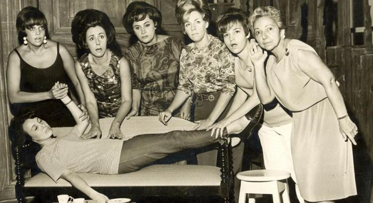 Fotografia da Peça Oito Mulheres, encenada no Teatro Marília em 1966.