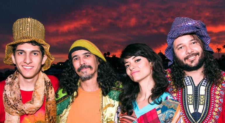 eatro Francisco Nunes recebe show de comemoração dos 15 anos do grupo Nem Secos Foto do quarteto de músicos que forma o Nem Secos