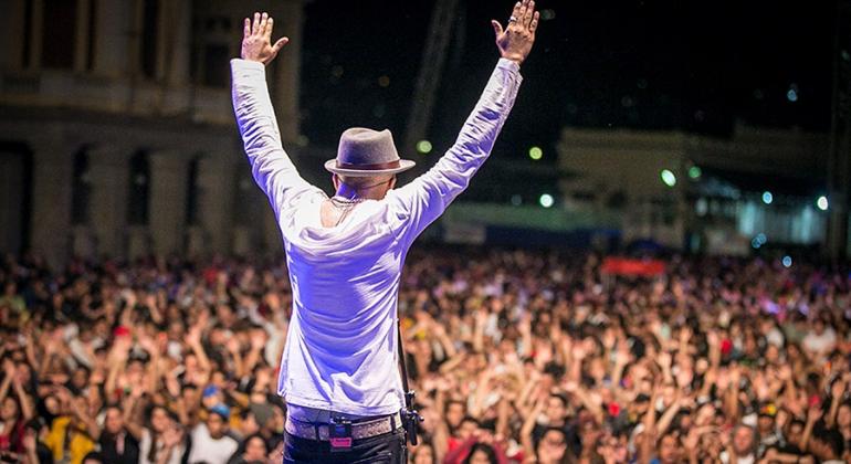 Secretaria Municipal de Cultura seleciona Organização da Sociedade Civil para a realização da Virada Cultural 2019. Foto: Netun Lima Cantor dá xhow musical durante Virada Cultural. Foto ilustrativa.