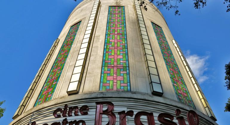 Edifício do Teatro Cine Brasil visto de baixo para cima