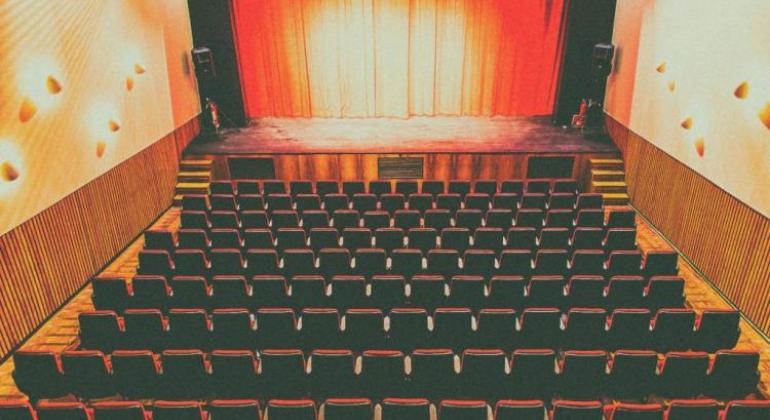 O Teatro Marília recebe no domingo, dia 8/12, às 20h, o show “Revendo o Passado”, do grupo de choro Regional da Serra. Foto: Ricardo Laf/PBH Palco e cadeiras do Teatro Marília.