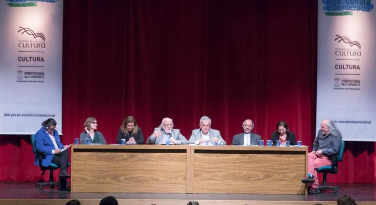 Encontro Internacional Arte, Cultura e Democracia no Século XXI acontece em BH Autoridades compõem a mesa de debates no palco do teatro
