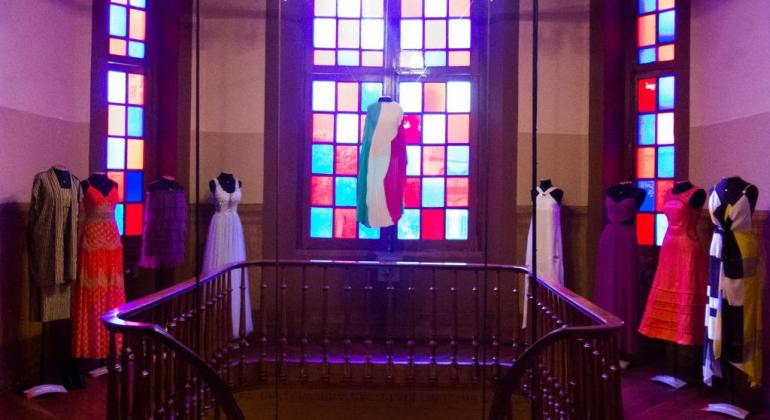 Museu da Moda recebe, até o dia 27/10, a exposição da Mostra Proação Fashion Day, com curadoria e produção de Rodrigo Cezário. Foto: Divulgação PBH Em sala do Museu da Moda, seis vestidos longos em exposição.