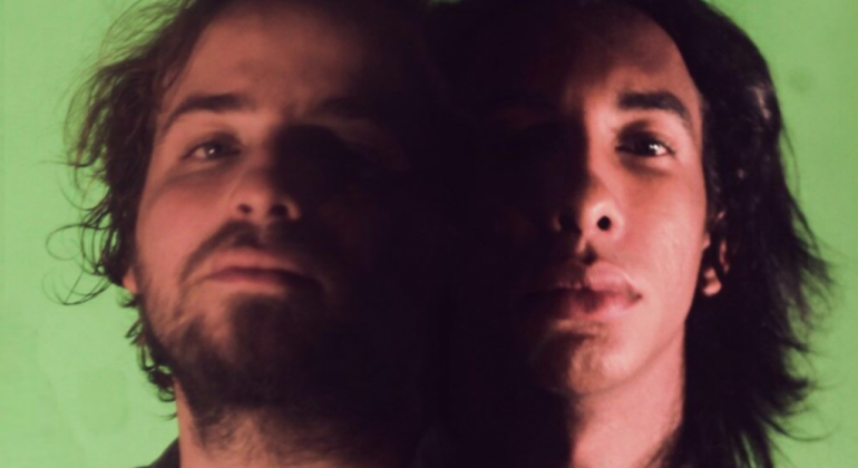 O Espaço Cênico Yoshifumi Yagi recebe apresentação musical da dupla “Alteradores”, que completa 10 anos de caminhada na cena do rock. Foto: Divulgação Dupla de rock com dois homens lado a lado, com os lados de dentro da imagem sombreados, dando a impressão de uma parcial fusão de rostos.