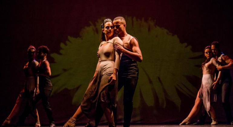 A peça traz uma investigação sobre as várias situações de amor, apresentando-o como um sentimento próximo ao ódio e à indiferença. Foto: Divulgação Casal dança em primeiro plano, acompanhado por dois outros casais, ao fundo.