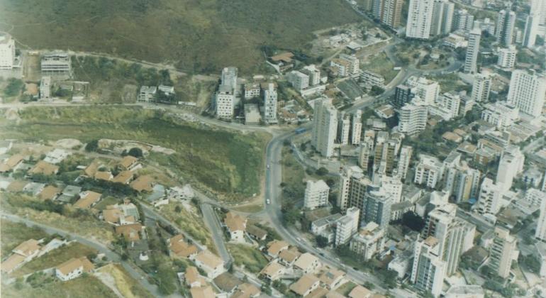 Foto aérea do Bairro Sion na década de 1990. Foto: Arquivo PBH Foto aérea do Bairro Sion na década de 1990, com prédios e área verde em elevações.