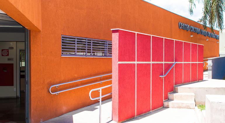 Fachada do Centro Cultural Bairro das Indústrias, durante o dia. 