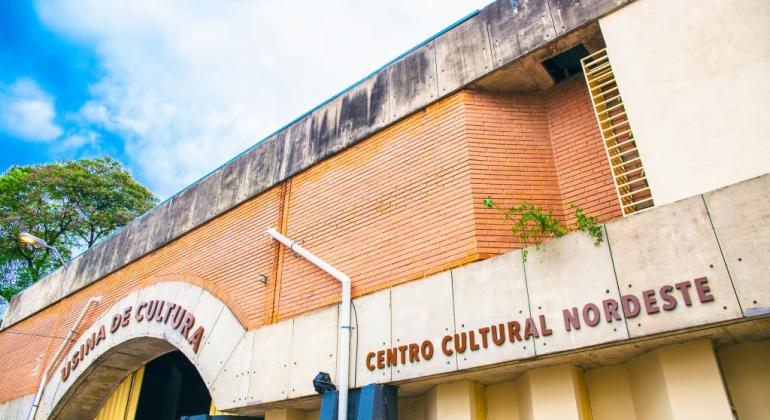 Fachada do Centro Cultural Nordeste, durante o dia. 