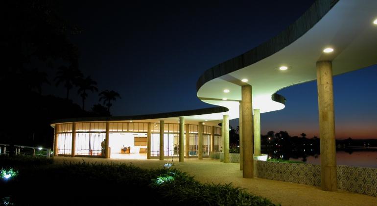 Exposições com visitas mediadas, atividades educativas, oficinas, espetáculos teatrais e performances são algumas das atrações do evento. Foto: Glenio Campregher Fachada da Casa do Baile, iluminada, à noite.