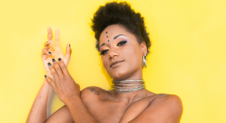 Espetáculo gratuito com primeiro álbum solo da artista, lançado em agosto de 2019, acontece no domingo, dia 8/9, às 19h. Foto: Paulo Oliveira Cantora negra sob fundo amarelo.