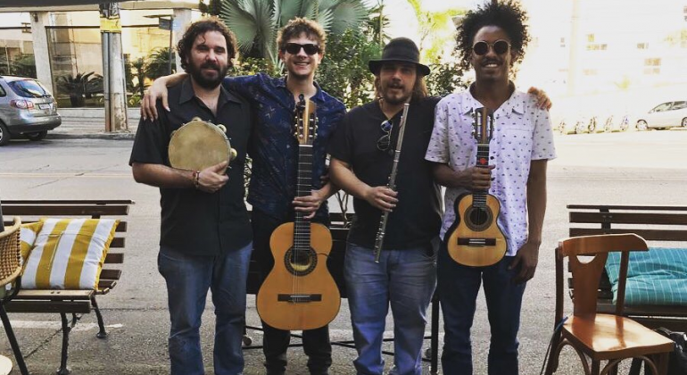O Teatro Francisco Nunes recebe na sexta-feira, dia 1º/11, às 20h, o espetáculo de choro do Conjunto Regional da Serra. Foto: Divulgação PBH Quatro integrantes de grupo de chorinho posam, de pé, com pandeiro, flauta, violão e cavaquinho.