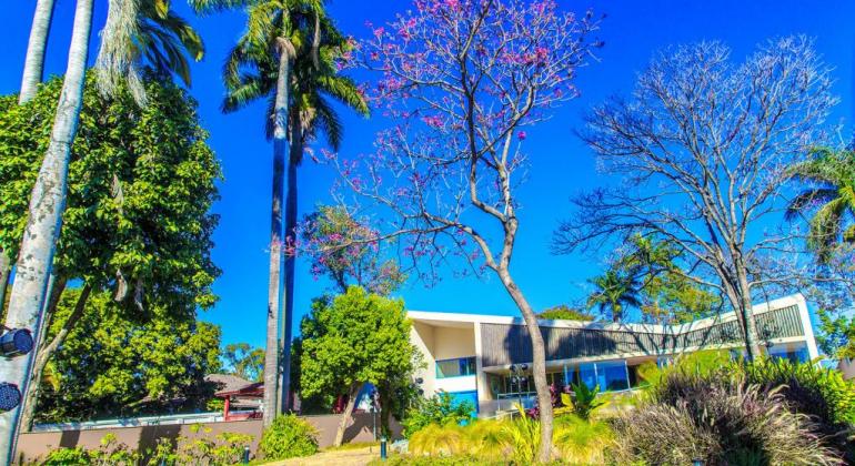 Programação gratuita tem espetáculo de contação de histórias, visita guiada aos jardins, passeio pela Pampulha e exposições. Foto: Ricardo Laf/PBH Fachada do Museu Casa Kubitschek, durante o dia.