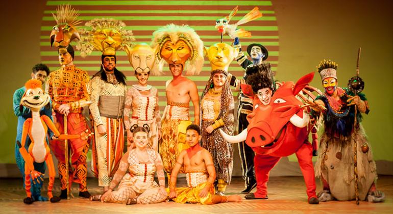 O Teatro Francisco Nunes recebe nos dias 17 e 24 de fevereiro, domingos, às 16h, o musical infantil “O Rei Leão”. Foto: Daniel Augusto. Onze membros do elenco do musical infantil “O Rei Leão”, caracterizados.