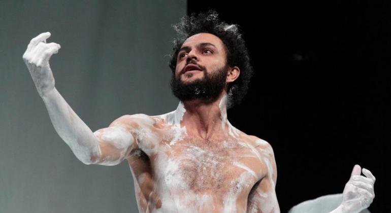 O Teatro Marília recebe de 15 a 24/2, sextas e sábados, às 20h, e domingos, às 19h, o espetáculo “SER – Experimento para Tempos Sombrios”. Foto: Thais Andressa Homem com tinta branca no corpo faz apresentação teatral.