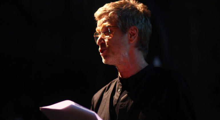A peça reúne quatro atores de diferentes perfis e gerações da cena teatral mineira e será exibida no dia 1º/11, às 20h, no Teatro Marília. Foto: Camila Rocha Homem de óculos, lê texto à contraluz.