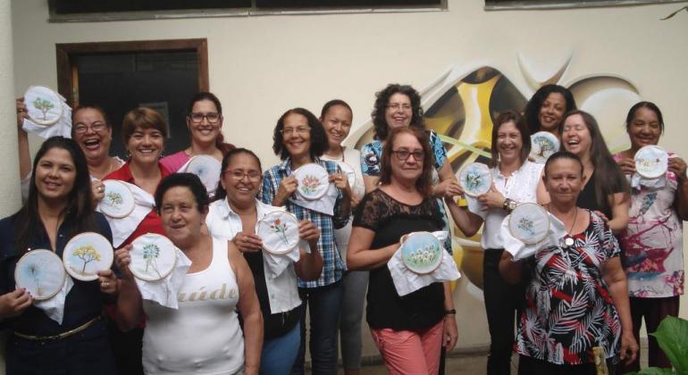 Projeto Bordando Memórias incentiva cuidado com o patrimônio cultural através de bordados. Foto: Ana karina bernardes/PBH Quinze mulheres mostram seus bordados.