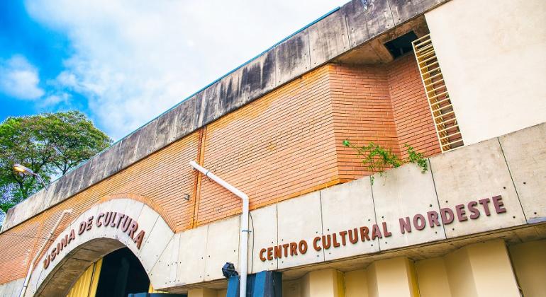 A Fundação Municipal de Cultura recebe, de 15/5 a 29/9, em quatro centros culturais, apresentações e oficina de dança da Cia. Ananda. Foto: Divulgação PBH Fachada do Centro Cultural Nordeste durante o dia.