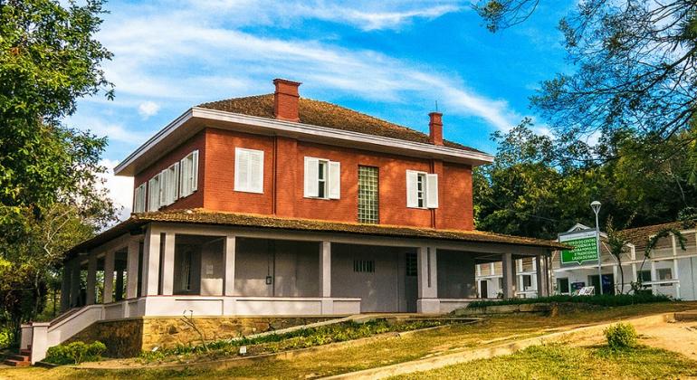 Casa Colonial de dois andares no Parque Lagoa do Nado, durante o dia. 