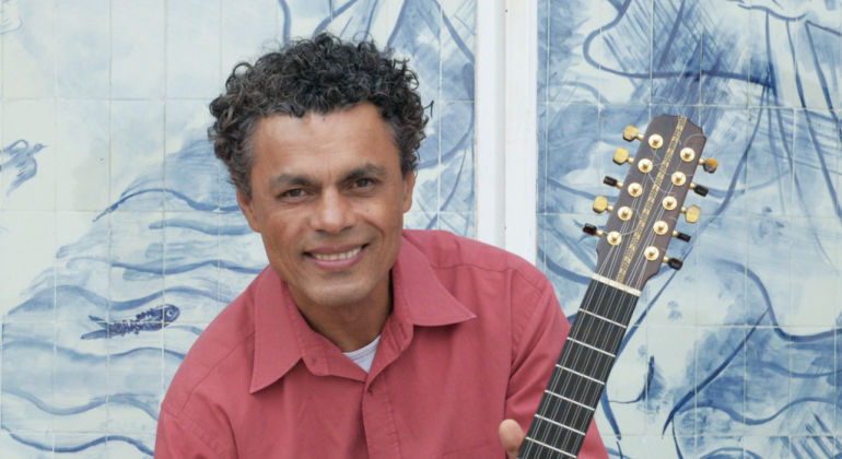Projeto Música de Domingo apresenta show musical gratuito “Viola Brasileira”, do mineiro Joaci Ornelas, no Teatro Francisco Nunes. Foto: Nilce Gomes Homem de violão sorri.