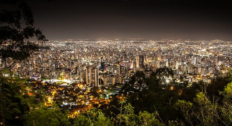 Vista de Belo Horizonte iluminada, durante a noite.