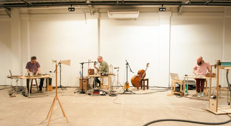Fundação Municipal de Cultura recebe no Teatro Marília, nos dias 5 e 6/10, o concerto de música experimental do grupo O Grivo. Foto: Paula Huven Três músicos em estúdio com seus instrumentos.
