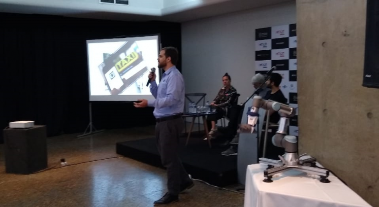 Festival de Moda de Belo Horizonte - Mood discutiu a identificação das tendências e tecnologias que impactam o mundo no dia 21/11. Foto: Divulgação PBH Homem palestra em evento, de pé.