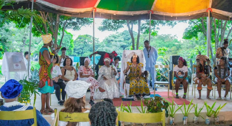 O Centro de Referência da Cultura Popular e Tradicional Lagoa do Nado recebeu na sexta-feira, dia 8/3, Rainha Diambi, da República do Congo. Foto: Ricardo Laf/PBH Rainha Diambi, da República do Congo, é recebida no Centro Centro de Referência da Cultura Popular e Tradicional Lagoa do Nado.