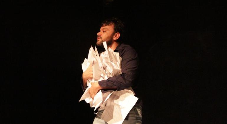Teatro Raul Belém Machado recebe espetáculo “Adotivo”, processo de adoção no Brasil