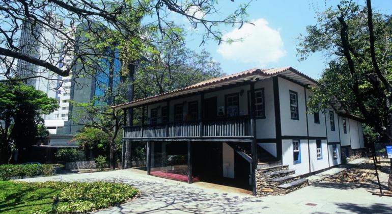 Fachada do casarão do Museu Histórico Abílio Barreto, durante o dia. 