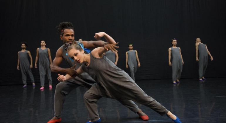 O Teatro Francisco Nunes recebe, nos dias 5 e 6/10, o espetáculo de dança “Linguagens”, do Corpo Cidadão, braço social do Grupo Corpo. Foto: Zé Luiz Pederneiras e Mari Simões Cinco bailarinos, de pé, ao fundo. À frente, homem e mulher dançam.