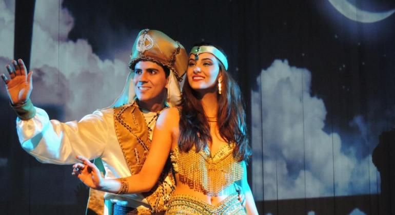 Musical infantil traz história clássica de Aladim para o Teatro Francisco Nunes Atores estão em cenas com trajes típicos do oriente e interpretam personagens