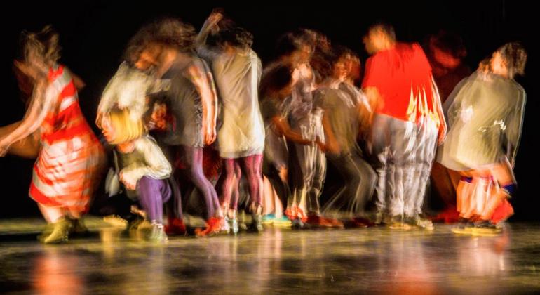 PBH lança edital da Lei Municipal de Incentivo à Cultura com aumento de recursos Pessoas borradas em cima de um palco