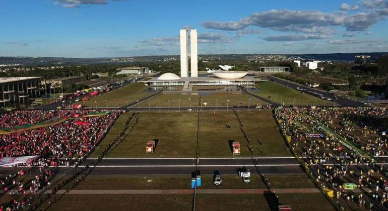 Congresso Nacional, em Brasília, ao longe, durante o dia. Cena do filma "O Processo", de Maria Augusta Ramos