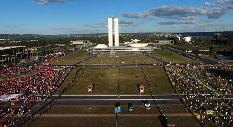 Foto: Divulgação Congresso Nacional, em Brasília, ao longe, durante o dia. Cena do filma "O Processo", de Maria Augusta Ramos