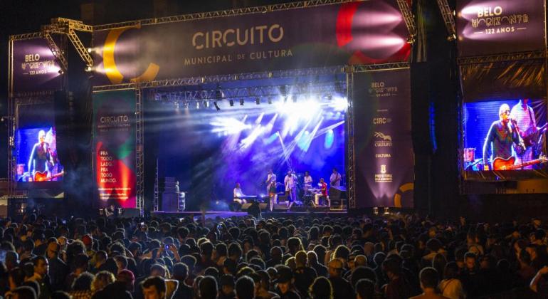 Palco do Circuito Municipal de Cultura com plateia curtindo o show