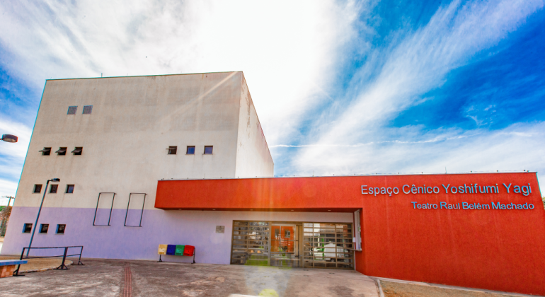 Teatro Raul Belém Machado resgata lendas e histórias em show de humor e suspense Parte externa do Teatro Raul Belém Machado