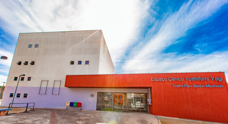 Parte externa do Teatro Raul Belém Machado