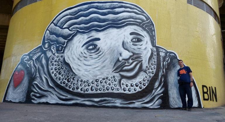 Artista Binho Barreto realiza intervenção urbana na estação move da Pampulha Artista Binho Barreto realiza intervenção urbana na estação move da Pampulha