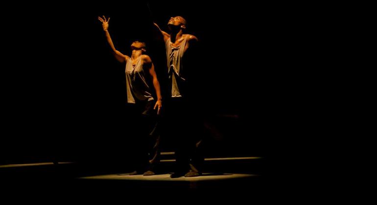 Terça da Dança celebra diálogo entre dança e vídeo em programação Imagem de dois dançarinos em cima de um palco