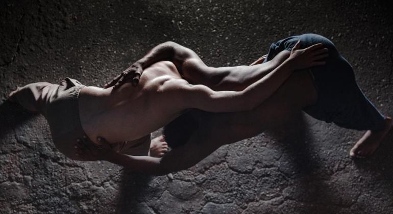O Teatro Marília recebe nos dias 12, 13, 19 e 20/2, terças e quartas, às 20h, o espetáculo “Chão de Pequenos”, da Companhia Negra de Teatro. Foto: Lucas Brito Visão de cima de dois jovens em luta.